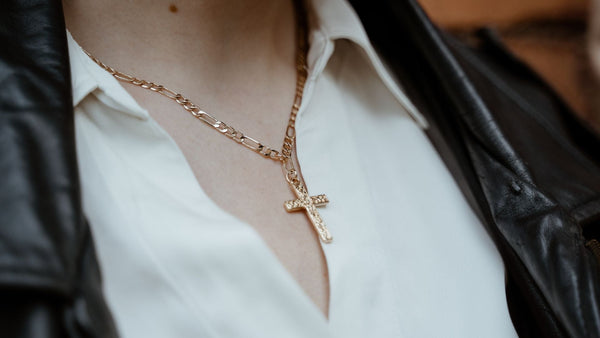 Woman wearing a 14K gold cross necklace | Glor-e