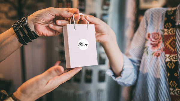 Christian Gift bag handling between two persons | Glor-e