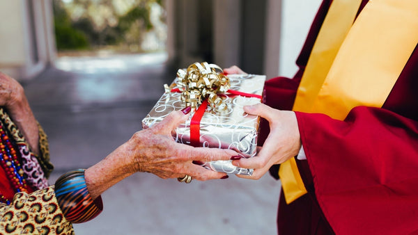 Gifting hands during graduation ceremony | Glor-e