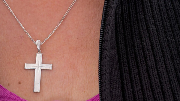 Woman wearing a white gold cross necklace | Christian Jewelry | Glor-e